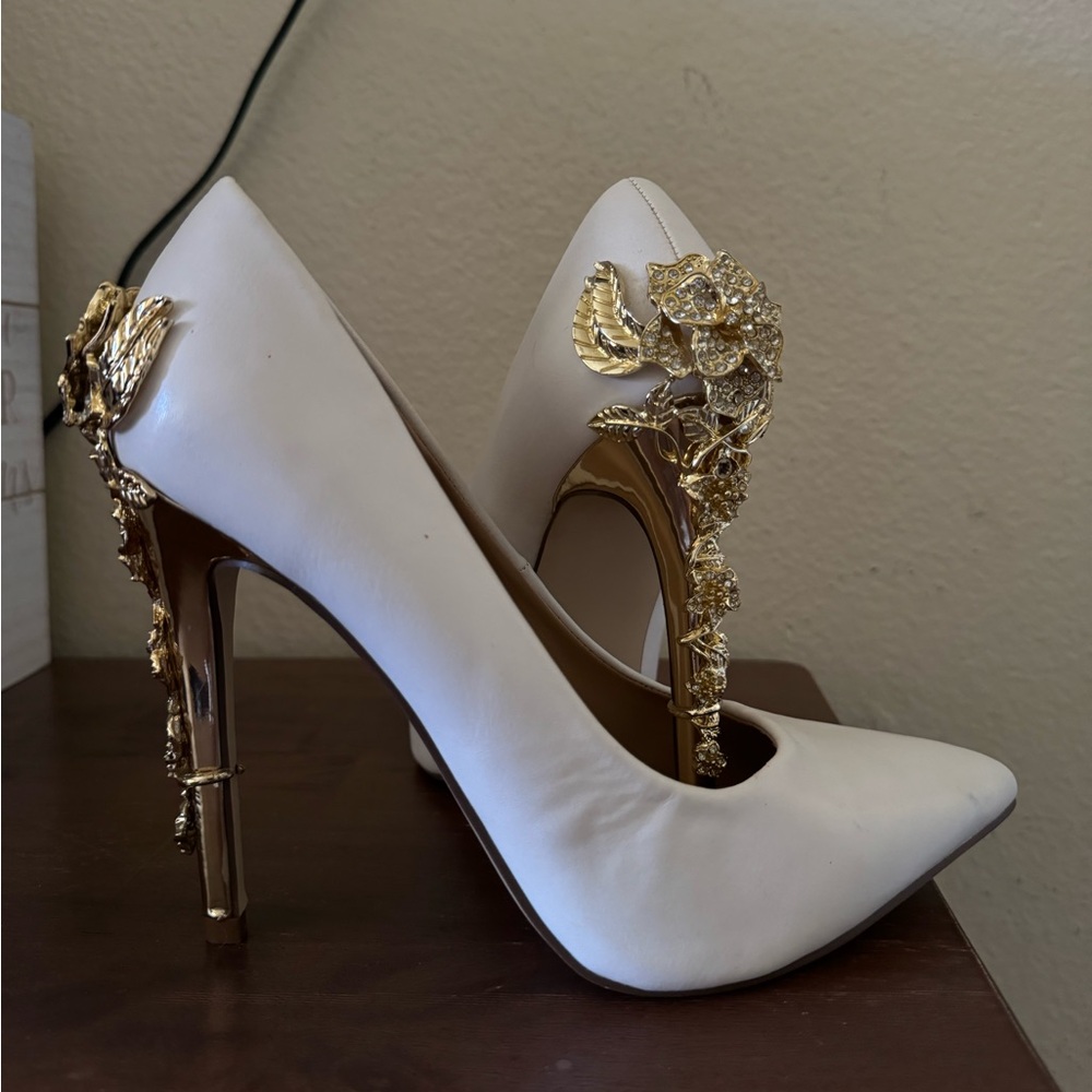 White heel with detailed gold heel